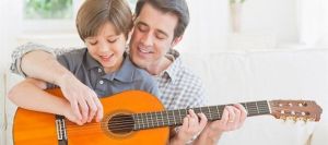 Padre e hijo con guitarra